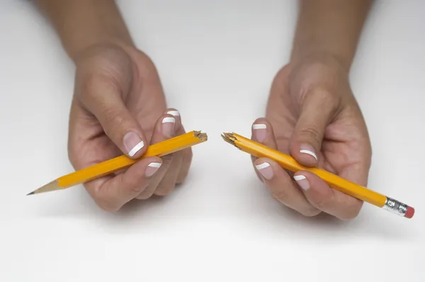 Mani che tengono la matita rotta — Foto Stock