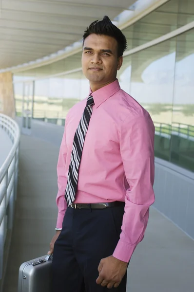 Бизнесмен, стоящий на офисном балконе — стоковое фото