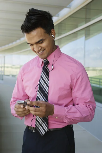 Szczęśliwy indyjski biznesmen przy użyciu telefonów komórkowych — Zdjęcie stockowe
