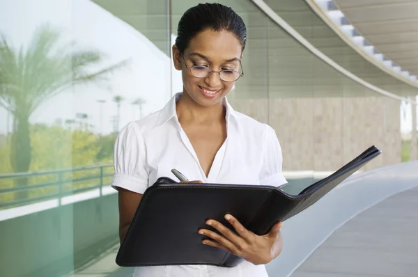 Businesswoman Writing Notes In The Planner — Stock Photo, Image