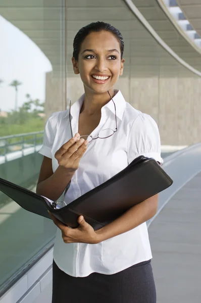 Femme d'affaires tenant organisateur quotidien — Photo