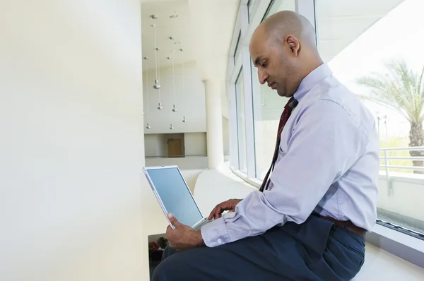 Affärsman som arbetar på laptop på kontoret — Stockfoto