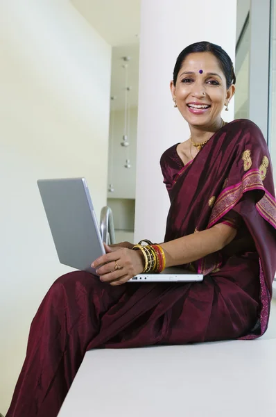 在笔记本电脑上工作的印度商人 — 图库照片