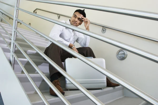 Empresario sentado en una escalera —  Fotos de Stock