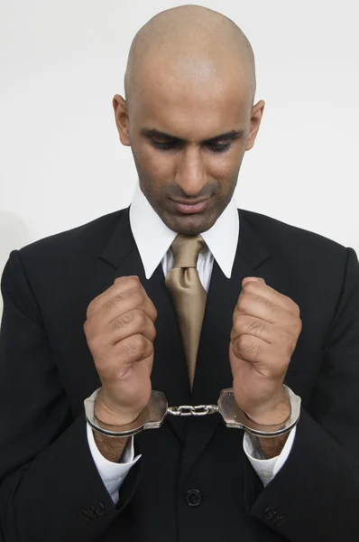 Бизнесмен с наручниками — стоковое фото