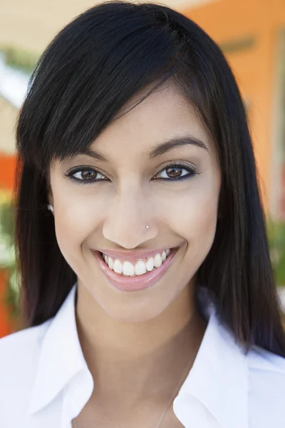 Mujer de negocios sonriendo — Foto de Stock