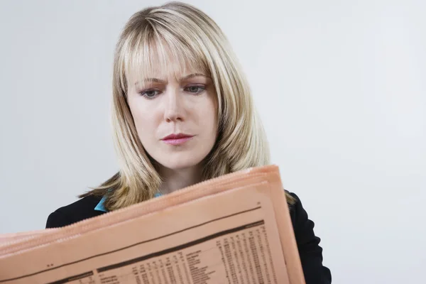 Geschäftsfrau liest Zeitung — Stockfoto