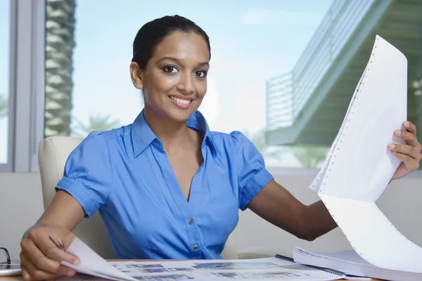 Agente inmobiliaria femenina feliz mirando modelos de edificios — Foto de Stock