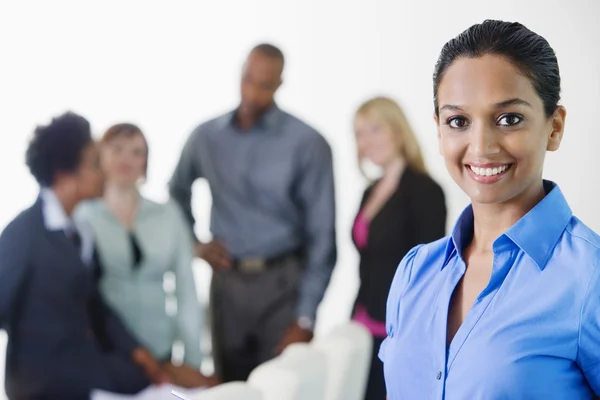 Retrato de una hermosa mujer de negocios sonriendo — Foto de Stock