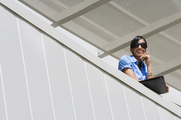 Çağrı office balkonda mutlu iş kadını — Stok fotoğraf
