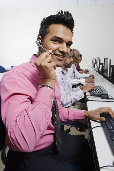 Operadores de servicio que se comunican en auriculares — Foto de Stock