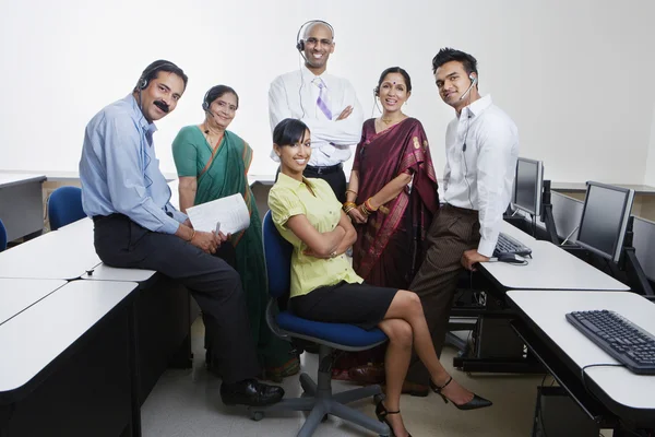 Happy Call Center Empleados sonriendo juntos — Foto de Stock