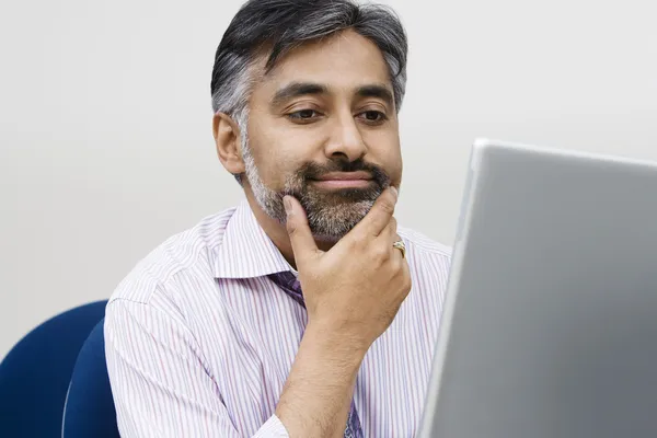 Zakenman met laptop — Stockfoto