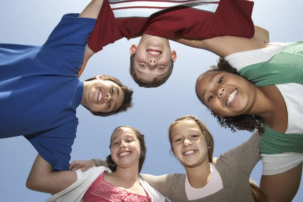 Multiethnische Freunde bilden Gedränge — Stockfoto