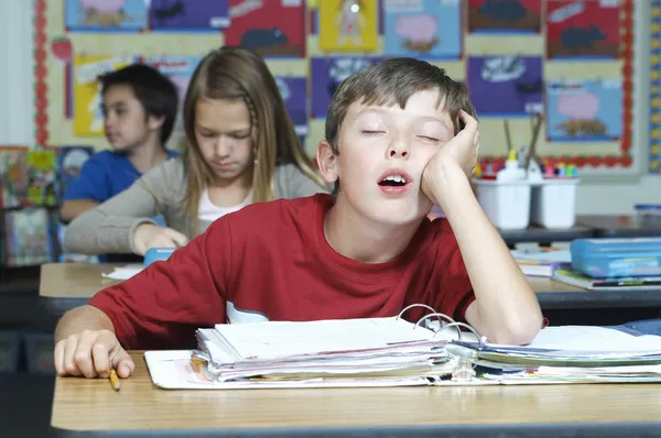 Jongen slapen in klas — Stockfoto