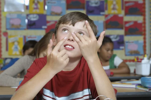 Jongen met behulp van de vingers te tellen in de klas — Stockfoto