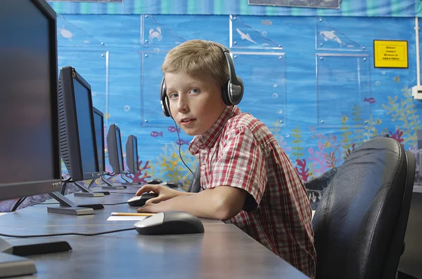 Junge benutzt Computer — Stockfoto