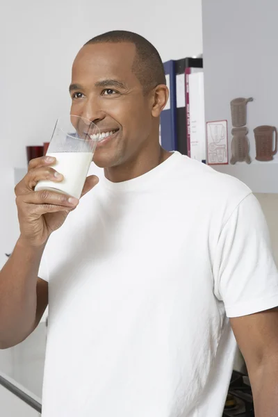 Hombre bebiendo vaso de leche —  Fotos de Stock
