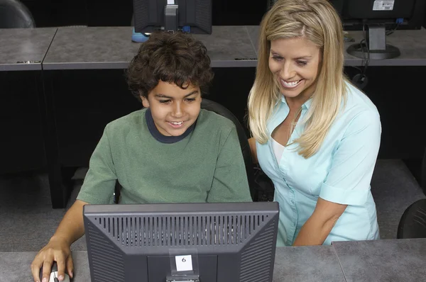 男子生徒と教師のコンピューターを使用して — ストック写真