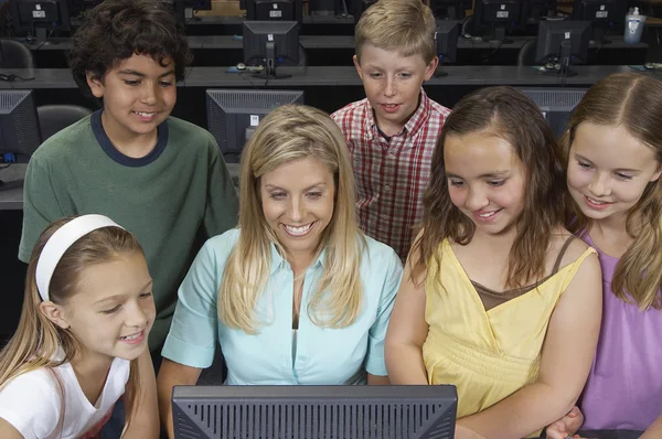 教师和儿童使用的计算机 — 图库照片