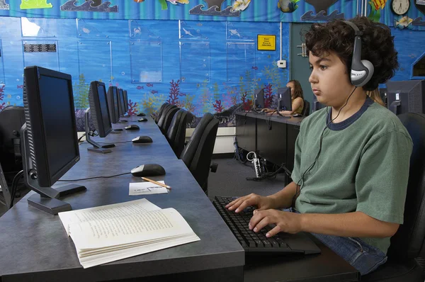 Ragazzo che utilizza il computer — Foto Stock