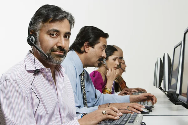 Customer Service Operator With Colleagues In The Office — Stock Photo, Image