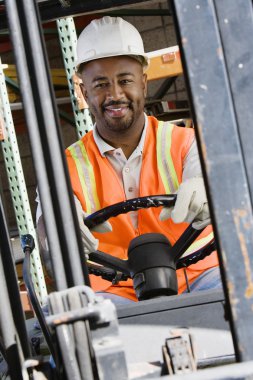 Forklift işyerinde sürüş sanayi işçisi