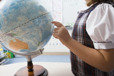 Çocuk el üzerinde dünya işaret.