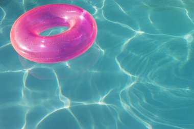 su üzerinde yüzen pembe float tüp