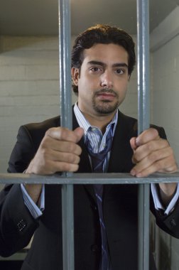 cezaevi parmaklıklar arkasındaki adam