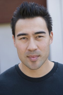 Akıllı yakışıklı adam