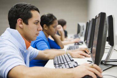 Öğrenciler, lise bilgisayar laboratuvarında