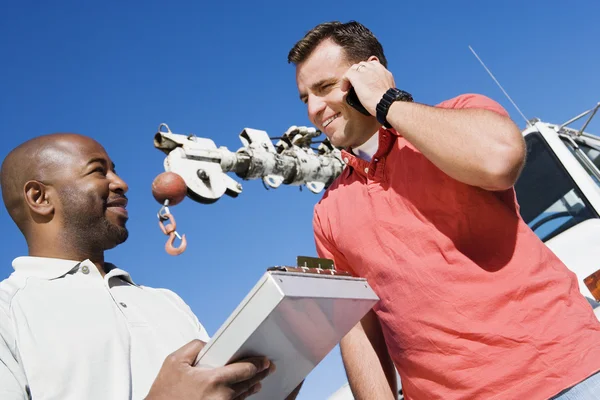 Mechanic Looking At Coworker — Stock Photo, Image