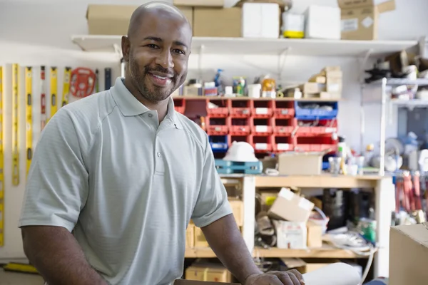 Arquitecto masculino en el lugar de trabajo — Foto de Stock