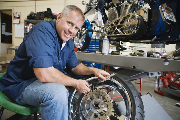 Mechaniker arbeitet an einem Reifen — Stockfoto