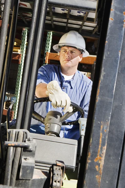 Adam forklift kullanıyor. — Stok fotoğraf