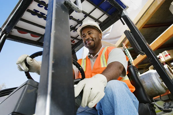 Autista del carrello elevatore — Foto Stock