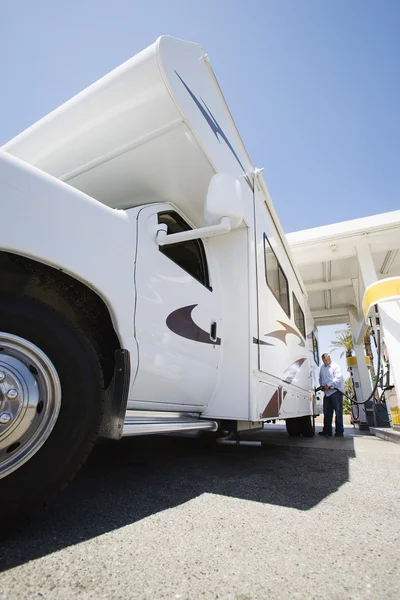 Man tanken rv — Stockfoto