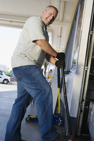 Man runka upp fordonet på bensinstation — Stockfoto