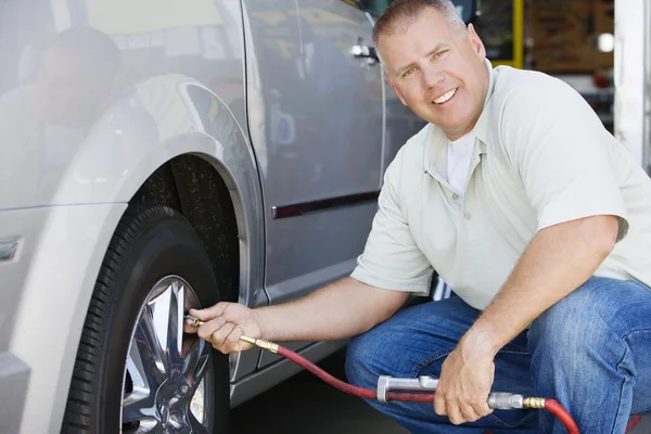 Mechanic Inflating RVs Tire — Stock Photo, Image