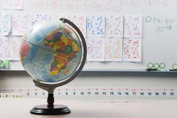 Globe en salle de classe élémentaire — Photo