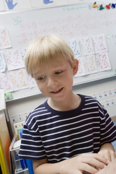 Liten pojke i klassrummet — Stockfoto