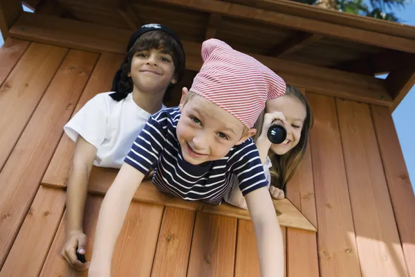 Bambini che giocano in Playhouse — Foto Stock