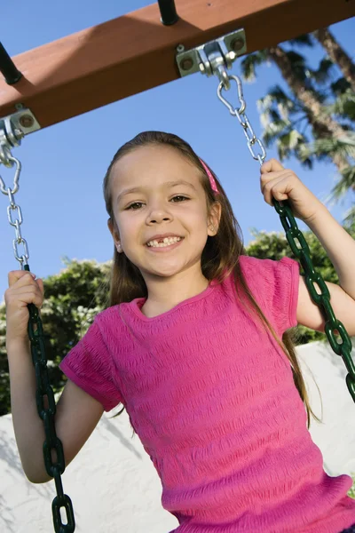 Joven chica balanceo en un swing — Foto de Stock