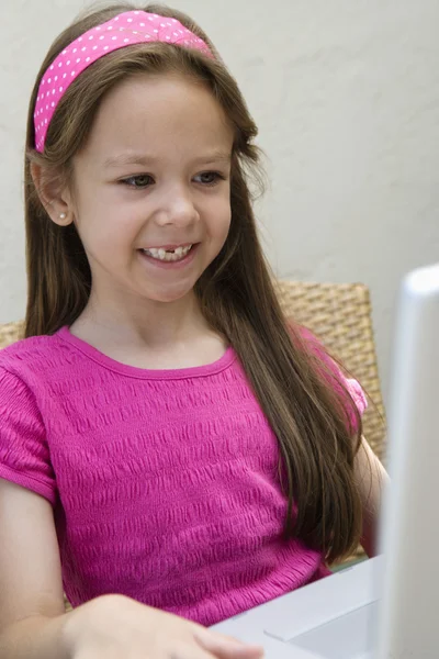 Chica feliz usando ordenador portátil — Foto de Stock