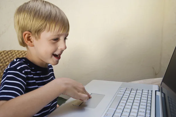 Счастливый мальчик с ноутбуком — стоковое фото