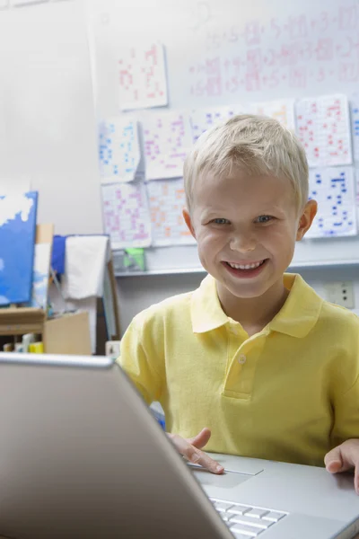 Skolpojke använder en bärbar dator — Stockfoto
