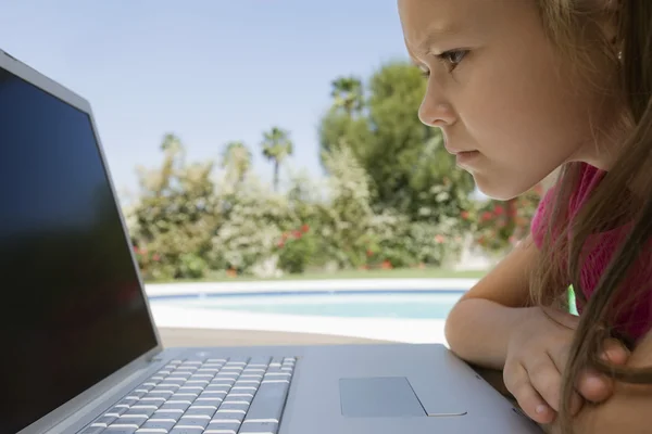 Fata folosind laptop — Fotografie, imagine de stoc