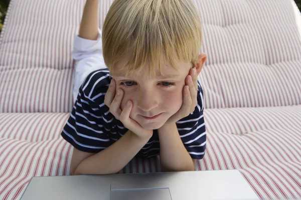 Niño pequeño usando un ordenador portátil —  Fotos de Stock