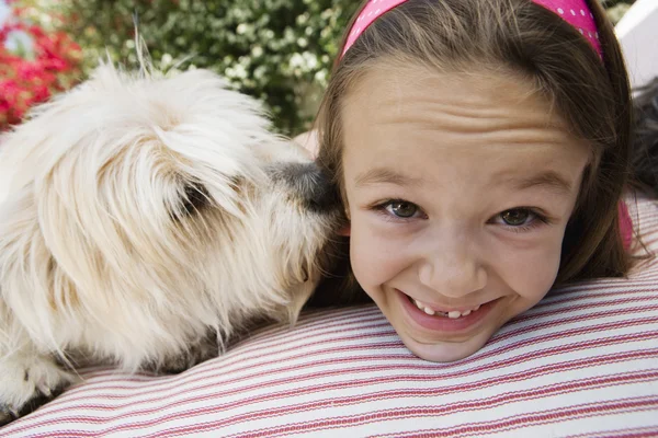 Onu evde beslenen hayvan köpek ile küçük kız — Stok fotoğraf